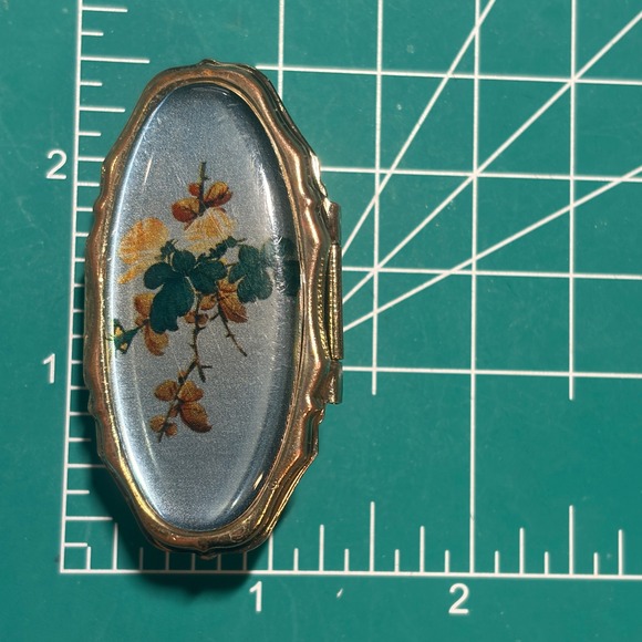 Glove Holder Clip Vintage Gold Tone Floral Hinged Compact Mirror Hong Kong MCM - Picture 3 of 6